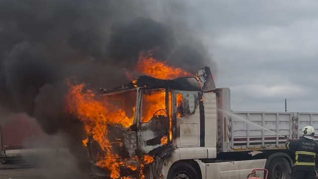 Tekirdağ'da park halindeki tır alev alev yandı