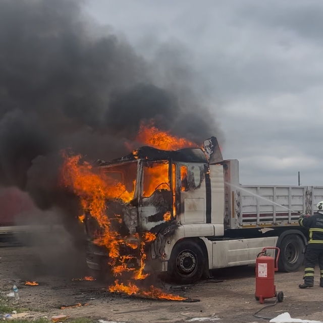 Tekirdağ'da park halindeki tır alev alev yandı
