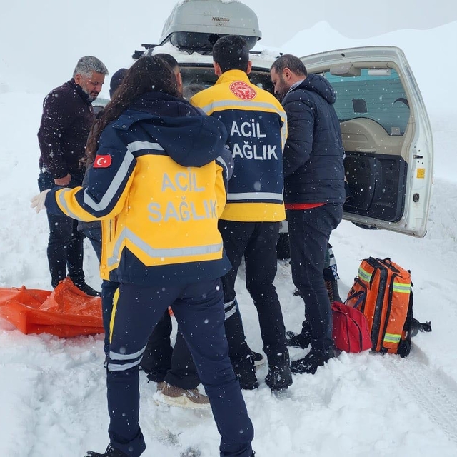 Yolu kapanan köylerdeki hastalar için ekipler seferber oldu