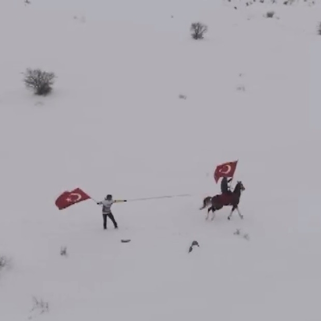 Erzincan'ın beyaz örtüsünde farklı snowboard deneyimi