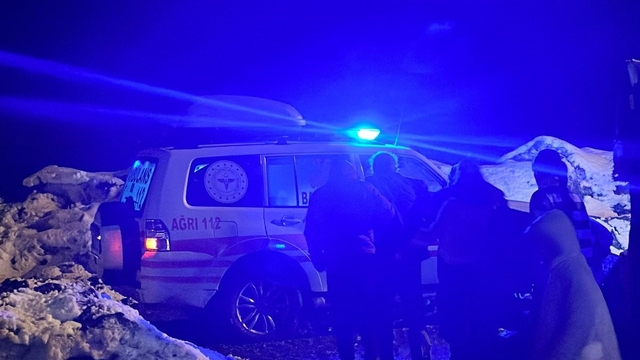 Ağrı'da rahatsızlanan hasta arazi tipi ambulansla hastaneye kaldırıldı