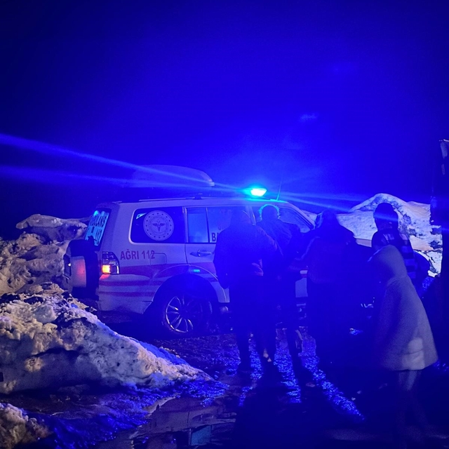 Ağrı'da rahatsızlanan hasta arazi tipi ambulansla hastaneye kaldırıldı