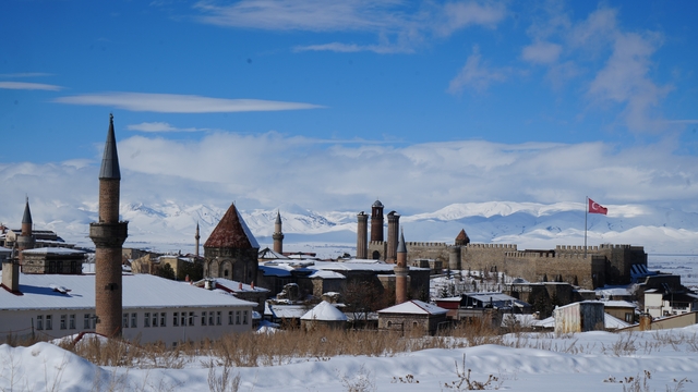 Bir diplomatik ricadan doğan teşebbüs: Erzurum'da İranlı çocuklar için mektep girişimi