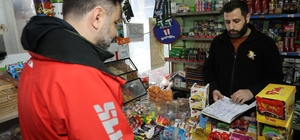 Mahallenin bakkal borcunu ödeyip, veresiye defterini yaktı