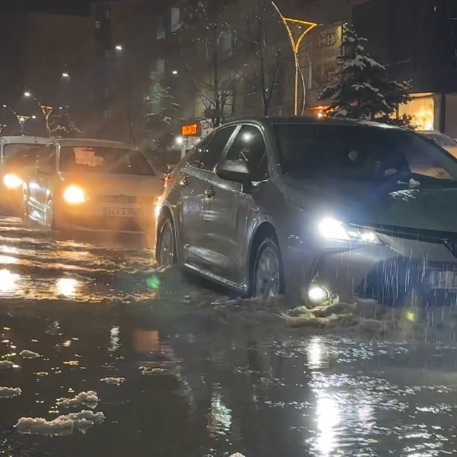 Yüksekova'da caddeler göle döndü, otomobiller adeta suda yüzdü
