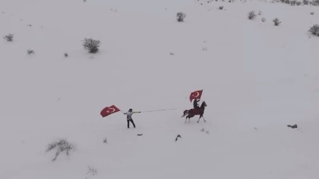 Erzincan'ın beyaz örtüsünde farklı snowboard deneyimi