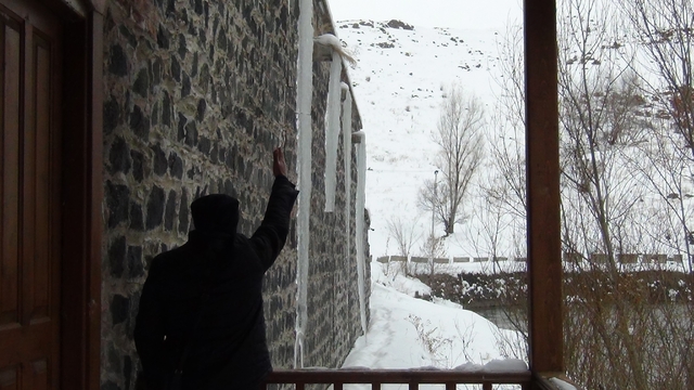 Kars eksi 15'i gördü: Çatılarda 3 metrelik buz sarkıtları oluştu