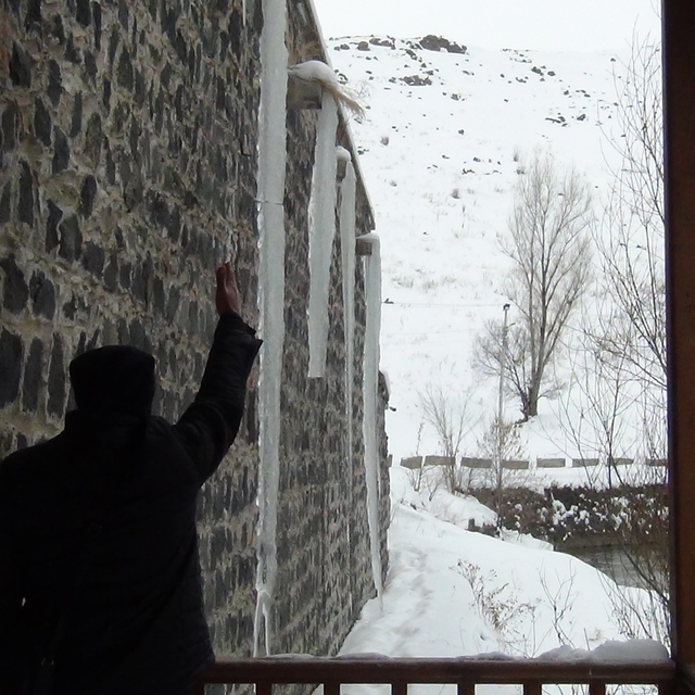 Kars eksi 15'i gördü: Çatılarda 3 metrelik buz sarkıtları oluştu