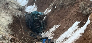 Niğde'de şarampole devrilen otomobildeki 2 kişi öldü, 2 kişi yaralandı