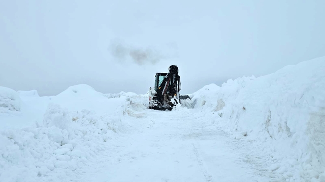 Süphan Dağı tırmanışına tipi ve kar engeli