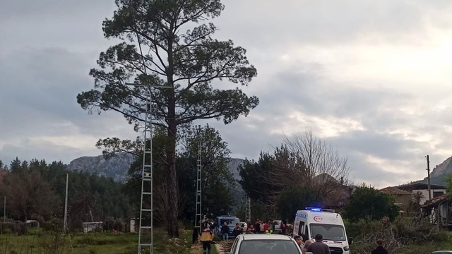 Antalya'da kamyonetin kasasından düşen kadın hayatını kaybetti