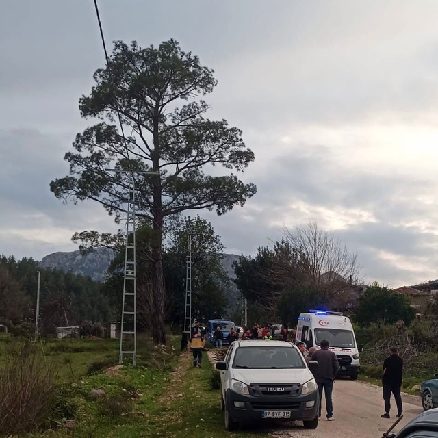 Antalya'da kamyonetin kasasından düşen kadın hayatını kaybetti