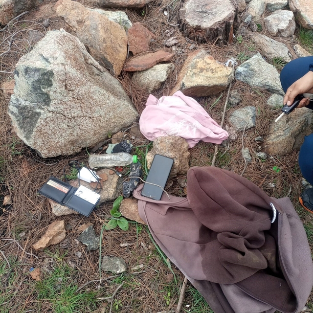 Kayıp genç 24 gündür aranıyor; en son taş üzerinde elbiseleri ve eşyaları b...