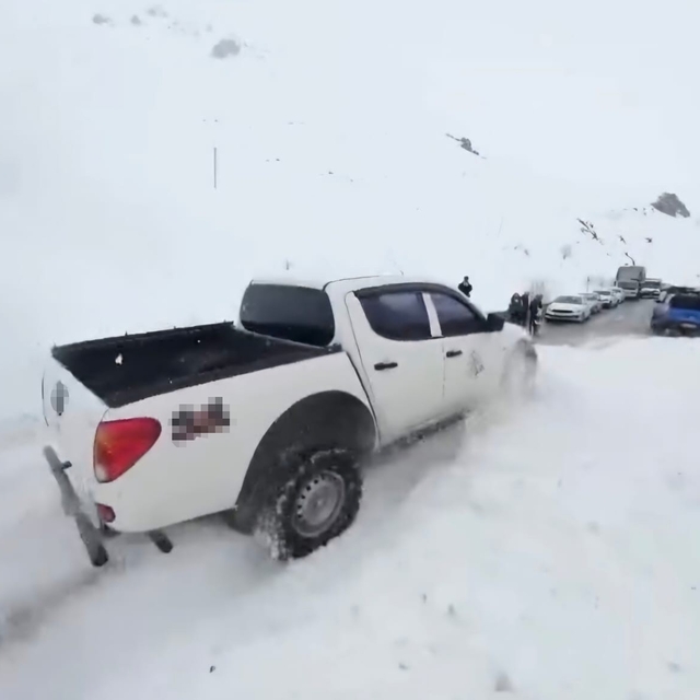 Trabzon-Bayburt karayolundaki çığa ilk müdahale off-road araçlarıyla yapıld...