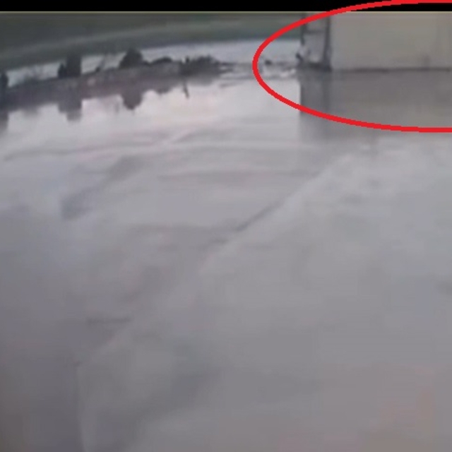 TIR'ın otomobilin üzerine devrildiği kaza kamerada; 2 yaralı