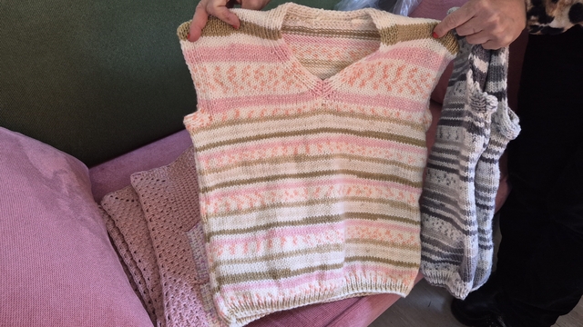 Kadınların ördüğü bebek kıyafetleri ihtiyaç sahibi ailelere hediye ediliyor
Mahalleli kadınlardan ihtiyaç sahibi komşularına anlamlı destek
Cunudiye Mahalle Muhtarı Meral Karayel:
"Bu yardımlar doğrudan vatandaştan ve mahalle sakinlerinden geliyor"