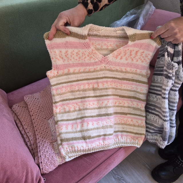 Kadınların ördüğü bebek kıyafetleri ihtiyaç sahibi ailelere hediye ediliyor...