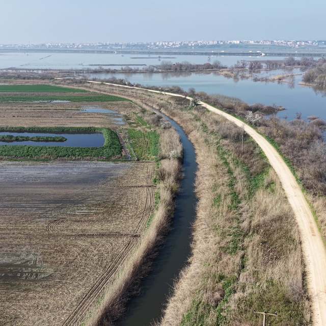 Karacabey çiftçisi yeni sezon ekimleri için suların çekilmesini bekliyor