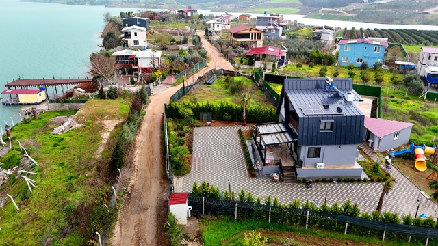 Kaçak yapı gerekçesiyle yıkım kararı verilen göl kenarındaki mahallede protesto
Milyonluk evleri yıkılma tehlikesinde olan mahalleli, belediyeyi alkışlarla protesto etti