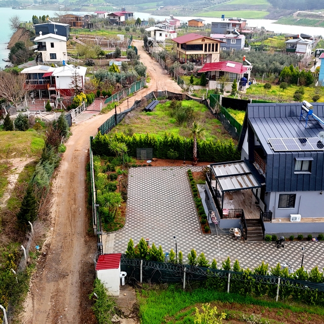 Kaçak yapı gerekçesiyle yıkım kararı verilen göl kenarındaki mahallede prot...