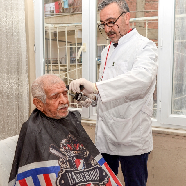 Ramazan Bayramı öncesi yaşlılara evde berber hizmeti