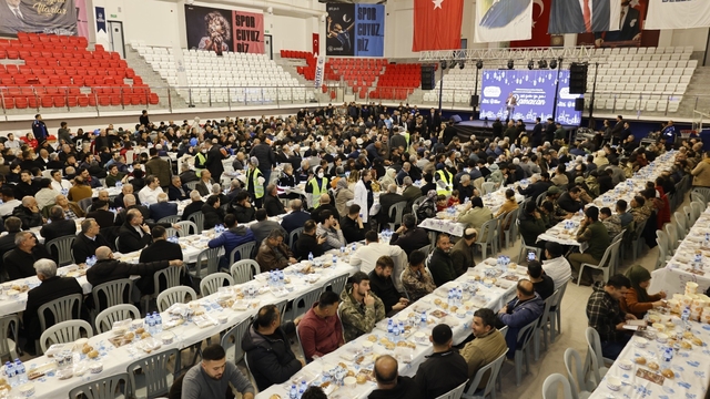 Hatay Büyükşehir Belediyesi'nin iftar sofrası Kırıkhan'da kuruldu