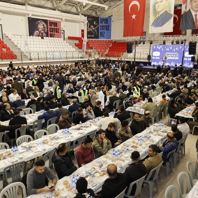 Hatay Büyükşehir Belediyesi'nin iftar sofrası Kırıkhan'da kuruldu