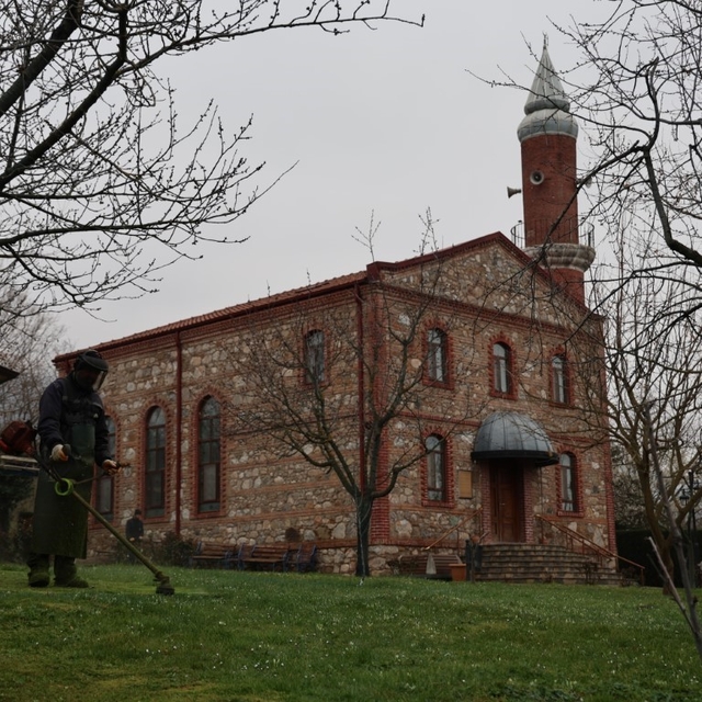 Kartepe'de bayram öncesi camilerde temizlik çalışması yapıldı