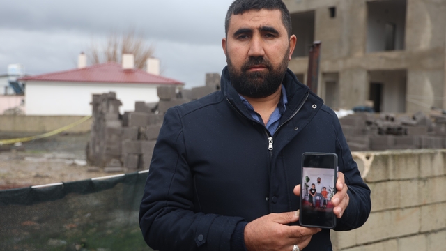 Suyla dolarak 2 kardeşe mezar olan havuz temelinin 8 aydır açık olduğunu söyleyen baba, evlatlarının acısıyla yaşıyor