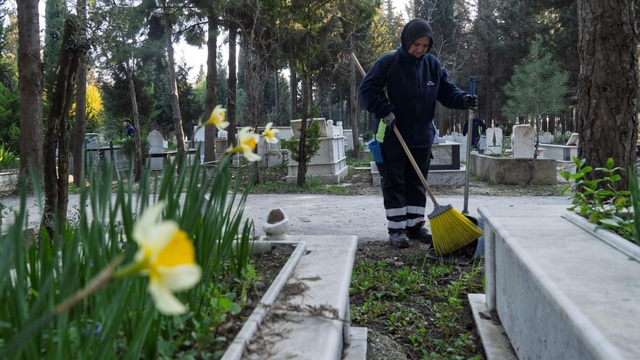 İzmir'de mezarlıklar Ramazan Bayramı'na hazırlanıyor