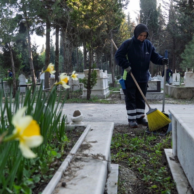İzmir'de mezarlıklar Ramazan Bayramı'na hazırlanıyor