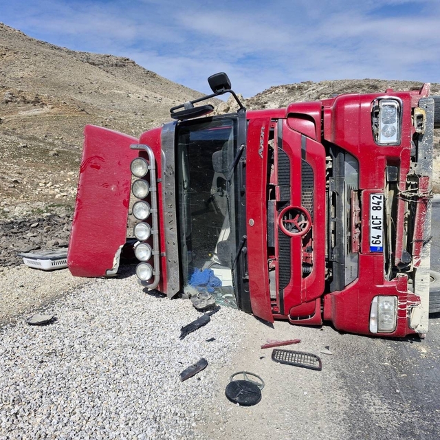 Kömür yüklü tır devrildi 1 kişi yaralandı