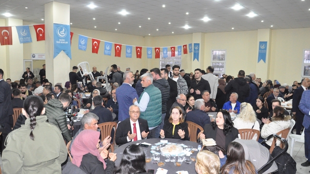Salihli'de Ülkü Ocakları tarafından Şehitler İçin Vefa Sofrası Kuruldu
Salihli Ülkü Ocakları'ndan 'Vatan İçin Can Verenlere Vefa Sofrası' iftar programı