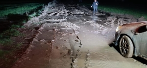 Kurtalan'da otomobil çamura saplandı