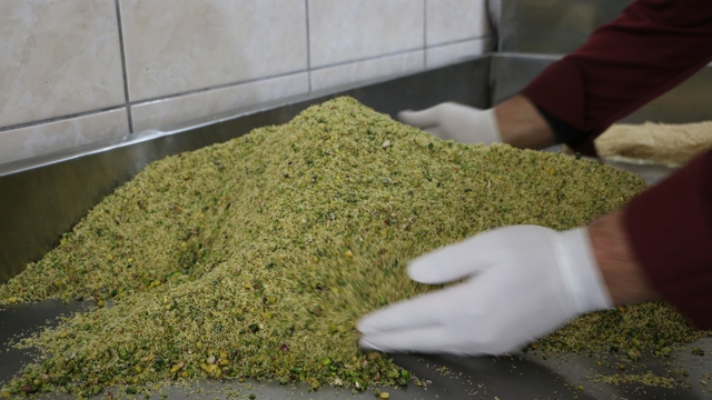 Ramazan Bayramında tatlıcılar hedef büyüttü: Tam 25 ton
Diyarbakır'da tatlıcılarda Ramazan Bayramı hazırlıkları aralıksız devam ediyor