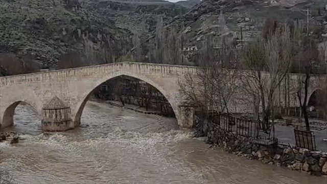 Çermik'te yoğun yağışlarla birlikte akarsu debileri yükseldi
