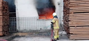 Kereste deposundaki yangını söndürmeye çalışırken yaralandı
