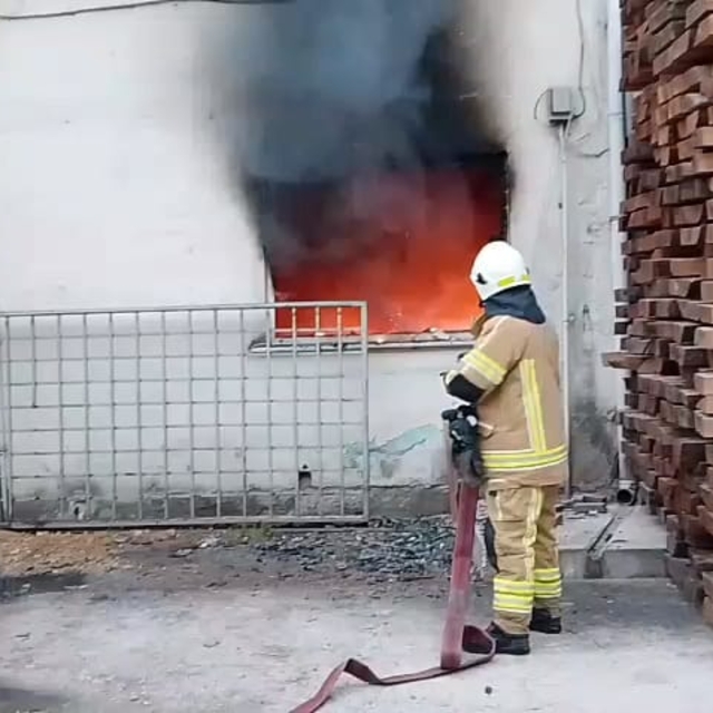 Kereste deposundaki yangını söndürmeye çalışırken yaralandı