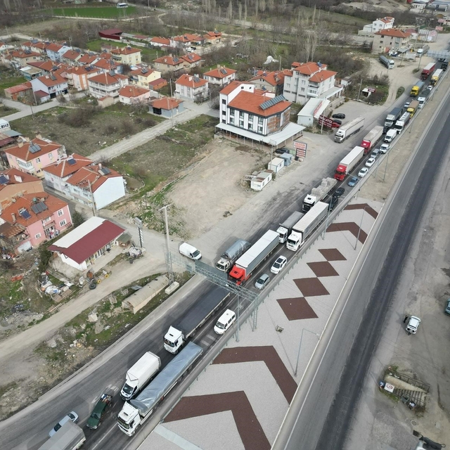Afyonkarahisar'da bayram trafiği yoğunluğu başladı
