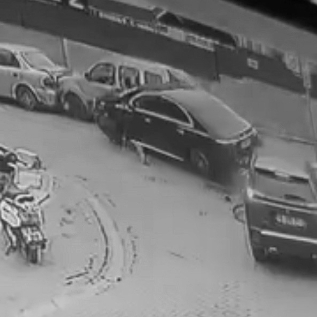 Tekirdağ'da 5 aracın karıştığı zincirleme kaza kamerada