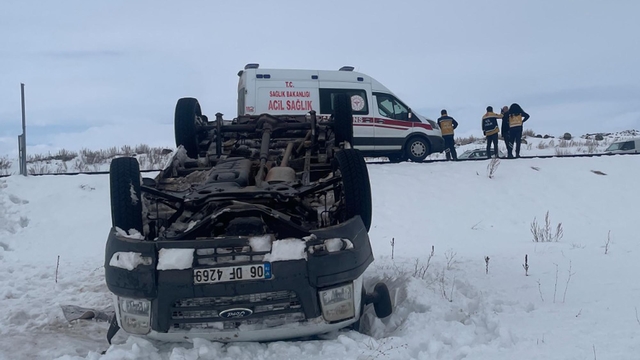 Kars'ta minibüs şarampole devrildi: 5 yaralı