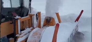 Kars'ta ekiplerin 3 metrelik karla zorlu mücadelesi