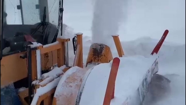 Kars'ta ekiplerin 3 metrelik karla zorlu mücadelesi