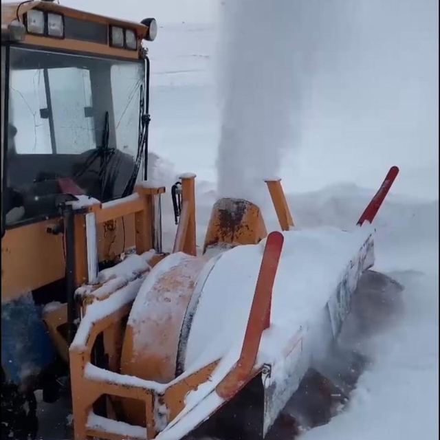 Kars'ta ekiplerin 3 metrelik karla zorlu mücadelesi