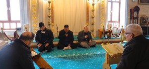 Görme engelli üç hafız Ramazan boyunca mukabele okuyor Ramazan ayında Abdülhamid Han Camii’nde mukabele geleneği sürüyor