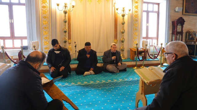 Görme engelli üç hafız Ramazan boyunca mukabele okuyor
Ramazan ayında Abdülhamid Han Camii'nde mukabele geleneği sürüyor