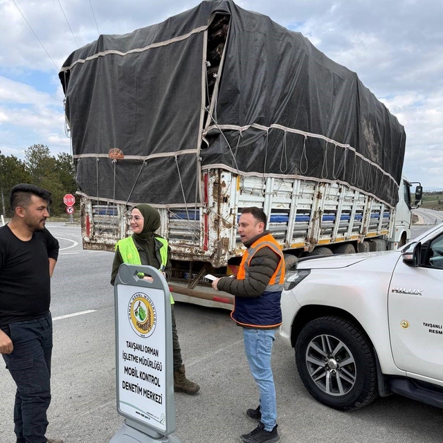 Tavşanlı'da orman emvali yüklü araçlar denetlendi