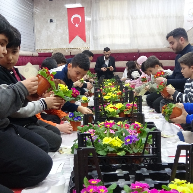 Gönüllere dokunan imam: Çocuklarla hazırladıkları çiçeklerle herkesi camiye...