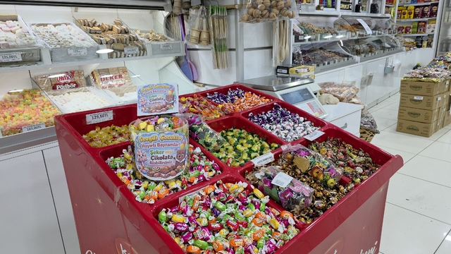 Bayram alışverişine gelen çocukları "ikram köşesi" ile sevindiriyor
"Bayramı bayram yapan da çocukların gülüşüdür. O bir gülüşe talibiz"