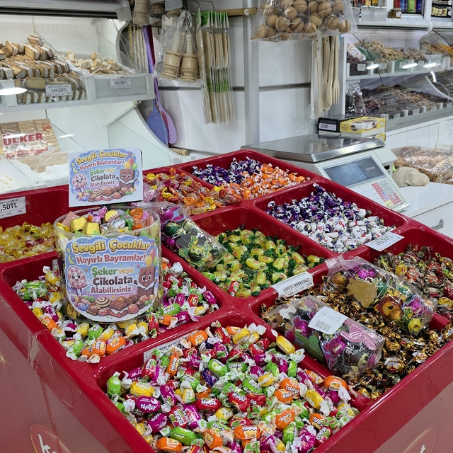 Bayram alışverişine gelen çocukları "ikram köşesi" ile sevindiriyor
"Bayram...